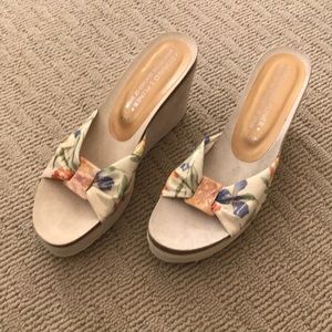 NEW Ladies Donald J Pilner Slide Wedge